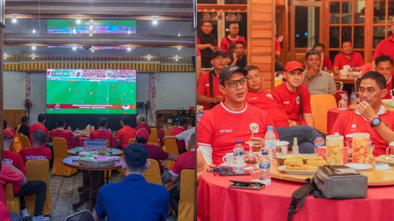 Kapolda Sumsel Irjen Pol A Rachmad Wibowo SiK MIK, Pangdam II Sriwijaya Mayjen TNI M Naudi Nurdika SIP MSi MTr [Han], Kepala BNNP Sumsel Brigjen Pol Tri Julianto Djatiutomo SIK MM, Wakapolda Sumsel Brigjen Pol M Zulkarnain SIK MSi bersama PJU Polda dan warga nonton bareng atau Nobar laga Semifinal Piala Asai U-23 Timnas Indoneaia vs Uzbeikistan, Senin 29 April 2024, malam.