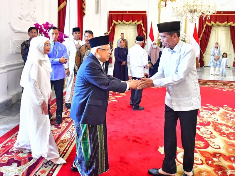 Pada momen hari raya Idul Fitri 1445 Hijriah, Presiden RI Joko Widodo [Jokowi] dan Ibu Negara Iriana Jokowi bersilaturahmi bersama Wakil Presiden [Wapres] Ma’ruf Amin dan Ibu Wury Ma’ruf Amin, serta para Kepala Lembaga, Menteri Kabinet Indonesia Maju, dan Duta Besar. [Foto: Setkab]