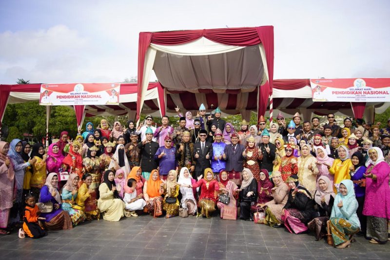 Dengan mengenakan pakaian adat, Pemerintah Kabupaten OKU Timur [Pemkab OKUT] menggelar upacara peringatan Hari Pendidikan Nasional [Hardiknas] 2024 di halaman Pemkab OKUT, Kamis 2 Mei 2024. Momen Hardiknas tersebut bertajuk 