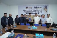 Bakal Calon Gubernur dan Wakil Gubernur Sumatera Selatan, H Mawardi Yahya - H Harnojoyo atau MAHAR melalui kuasanya mengambil formulir pendaftran Cagub - Cawagub Sumsel di Kantor DPW Partai Nasdem, Sumsel, Kamis 2 Mei 2024.