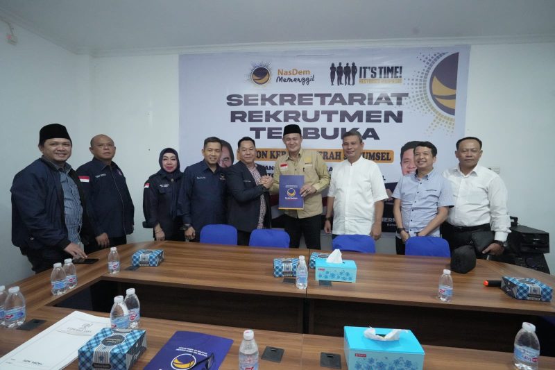 Bakal Calon Gubernur dan Wakil Gubernur Sumatera Selatan, H Mawardi Yahya - H Harnojoyo atau MAHAR melalui kuasanya mengambil formulir pendaftran Cagub - Cawagub Sumsel di Kantor DPW Partai Nasdem, Sumsel, Kamis 2 Mei 2024.