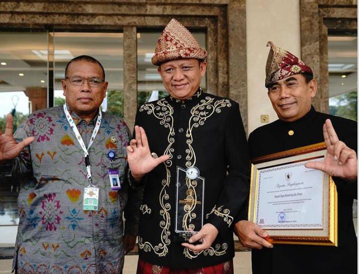 Pemerintah Kabupaten OKU Timur [Pemkab OKUT] melalui Bupati Ir H Lanosin menerima kado spesial berupa penghargaan dari pemerintah pusat melalui Menteri Pendidikan, Kebudayaan, Riset dan Teknologi [Mendikbudristek] di momen Hari Pendidikan Nasional [Hardiknas] 2024.