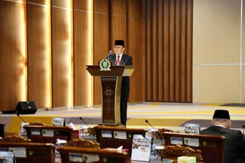 Pj Gubernur Agus Fatoni menanggapi pernyataan sikap anggota Fraksi DPRD Provinsi Sumsel H David Hadrianto Aljufri di sela-sela Rapat Paripurna LXXXIII DPRD Sumsel Tahun 2024 di Kantor DPRD Sumsel, Palembang, Sumatera Selatan, Kamis 2 Mei 2024.