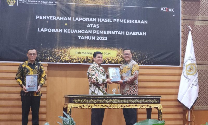 Perolehan opini WTP ini diserahkan langsung Kepala BPK RI Perwakilan Sumsel, Andri Yogama kepada Penjabat [Pj] Bupati Lahat, Muhammad Farid SSTP MSi bersama Ketua DPRD Lahat, Fitrizal Homizi ST di gedung BPK RI Perwakilan Sumsel, Palembang.