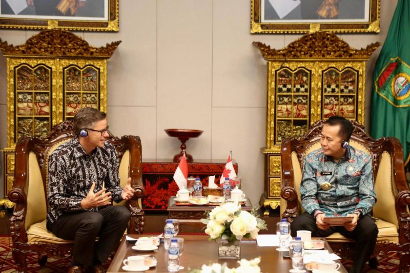 Penjabat (Pj) Gubernur Sumatera Selatan (Sumsel) Agus Fatoni menerima kunjungan Perwakilan Kedutaan Besar [Kedubes] Kanada, Head of Development Cooperation Kevin Tokar guna mendiskusikan program kerja sama Pemerintah Kanada dengan Provinsi Sumsel yang telah berjalan melalui Program Sustainable Landscape for Climate Resilient Livelihoods In Indonesia Land4lives di Sumsel. Kegiatan ini berlangsung di Griya Agung, Palembang, Sumatera Selatan, Jumat 3 Mei 2024.