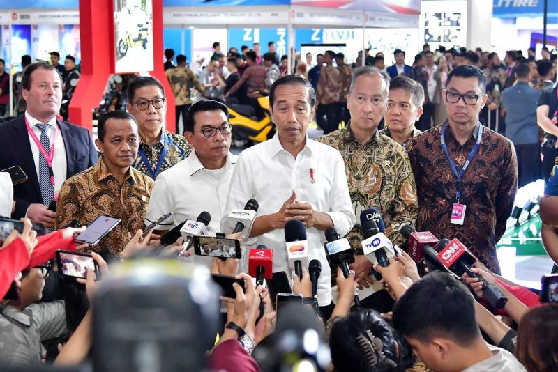 Presiden Republik Indonesia Joko Widodo (Jokowi) didampingi Direktur Utama PLN Darmawan Prasodjo saat memberikan keterangan pers dalam kunjungannya ke booth PT PLN (Persero) dalam gelaran Periklindo Electric Vehicle Show (PEVS) 2024, di JIExpo Kemayoran. Jumat 3 Mei 2024. 
