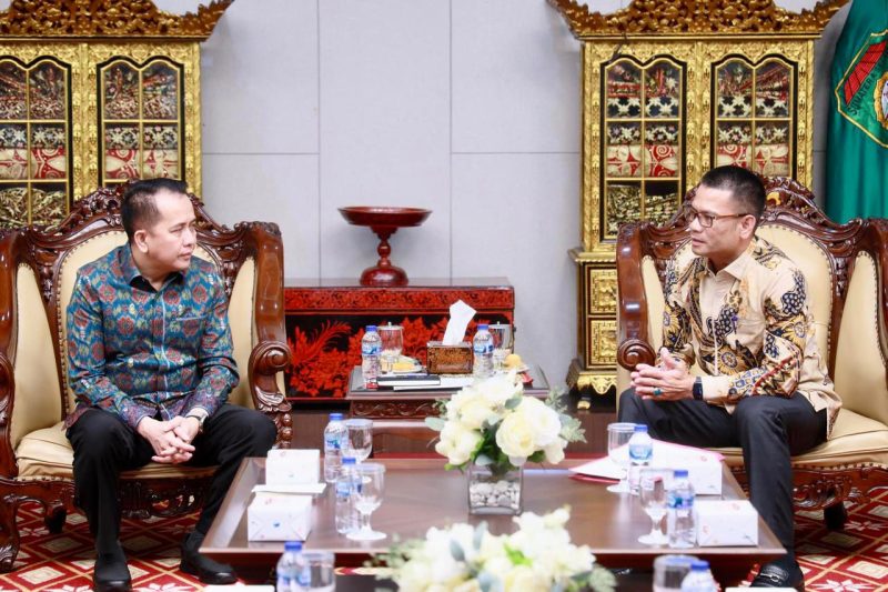 Penjabat Gubernur Sumsel Agus Fatoni saat menerima audiensi dengan Sekda OKU Selatan M Rahmatullah di Griya Agung Palembang, Sabtu 4 Mei 2024.