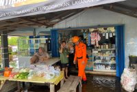 Patroli SAR jajaran Satbrimob Polda Kalbar mengantisipasi jatuhnya korban pada saat bencana banjir yang melanda beberapa kabupaten dan kota di Provinsi Kalbar, Minggu 5 Mei 2024.