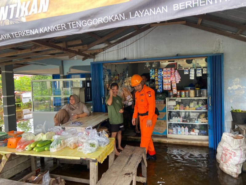 Patroli SAR jajaran Satbrimob Polda Kalbar mengantisipasi jatuhnya korban pada saat bencana banjir yang melanda beberapa kabupaten dan kota di Provinsi Kalbar, Minggu 5 Mei 2024.