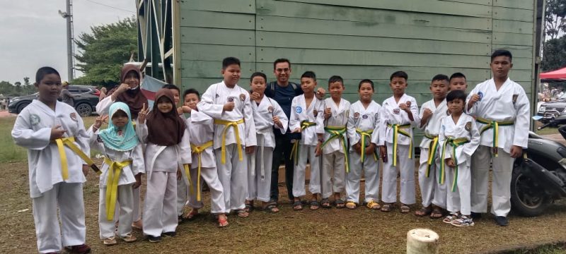 Sebanyak 16 atlet Taekwondo SD Negeri 133 Palembang tengah mengikuti ujian kenaikan tingkat [UKT/sabuk], berlangsung di Lapangan Jasdam II Sriwijaya Palembang, Minggu 5 Mei 2024. Kegiatan tersebut diikuti 1000 peserta.
