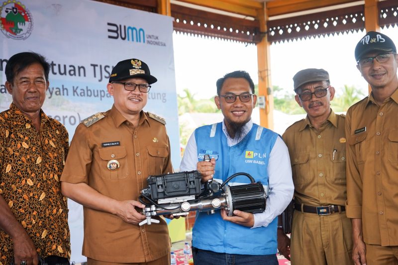 PT PLN [Persero] menyalurkan bantuan Tanggung Jawab Sosial dan Lingkungan [TJSL] program electrifiying marine kepada nelayan di Desa Suak Gual Kecamatan Selat Nasik, Belitung Provinsi Kepulauan Bangka Belitung [Babel].