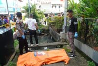 Penemuan sesosok mayat yang mengapung di parit depan Hotel Gajah Mada, Jalan Ketapang, Kelurahan Benua Melayu Darat, Kecamatan Pontianak Selatan, telah dievakuasi Polresta Pontianak.