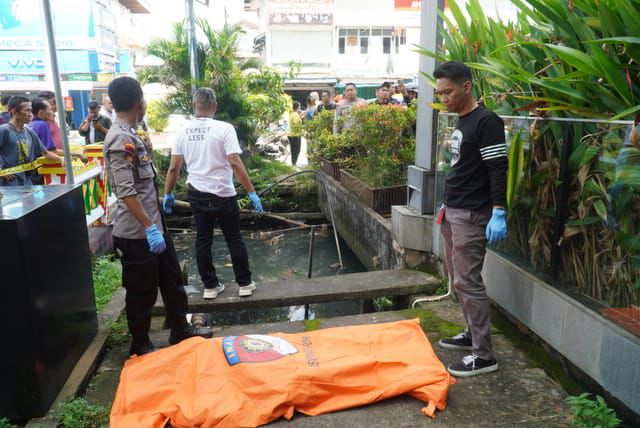 Penemuan sesosok mayat yang mengapung di parit depan Hotel Gajah Mada, Jalan Ketapang, Kelurahan Benua Melayu Darat, Kecamatan Pontianak Selatan, telah dievakuasi Polresta Pontianak.