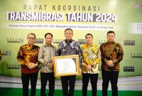 Lencana Bakti Transmigrasi ini disematkan langsung oleh Menteri Desa, Pembangunan Daerah Tertinggal dan Transmigrasi Prof Dr A Abdul Halim Iskandar MPd kepada Bupati OKU Timur Ir H Lanosin MT di sela-sela Rapat Koordinasi Transmigrasi Tahun 2024 di Ballroom Hotel Four Points by Sheraton Makassar Sulawesi Selatan.