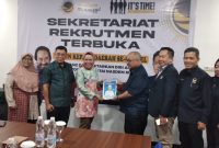 Bacagub Sumsel sekaligus Bendahara DPD Partai Demokrat Sumsel Ir Holda Msi saat mengembalikan formulir pendaftaran Balongub dari Partai NasDem, Senin 6 Mei 2024.