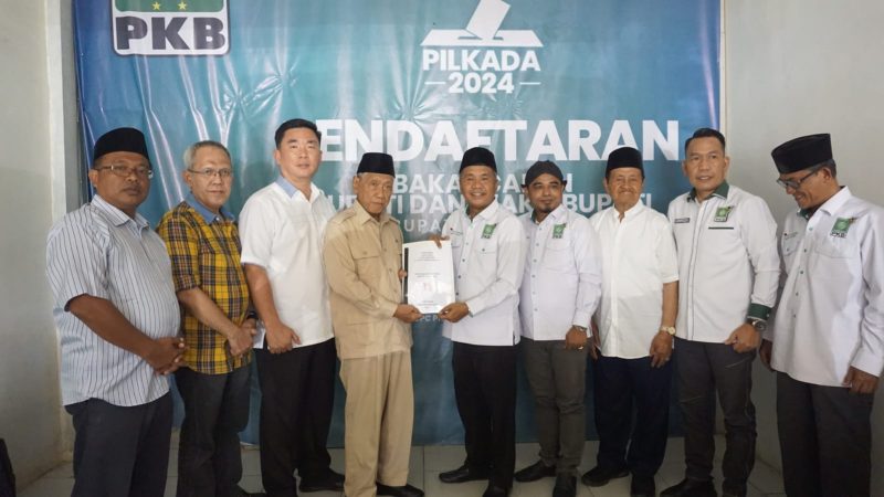 Pakde Slamet Somosentono mengembalikan formulir Bacabup dan Bacawabup di Kantor DPC PKB Banyuasin pada Senin 6 Mei 2024, siang.