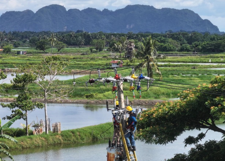 Pemasangan instalasi listrik oleh petugas PLN bagi 33 Dusun Terpencil yang tersebar di Provinsi Sulawesi Selatan.