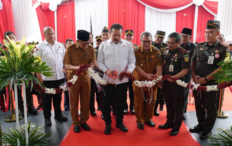Jaksa Agung Prof Dr H ST Burhanuddin didampingi Kepala Kejaksaan Tinggi Sumatera Selatan [Kajati Sumsel] Dr Yulianto SH MH meresmikan gedung baru Kejaksaan Negeri [Kejari] di dua Kabupaten di antaranya Kabupaten Penukal Abab Lematang Ilir [PALI] dan Muara Enim. Peresmian tersebut ditandai dengan penandatanganan Prasasti dan pemotongan pita.