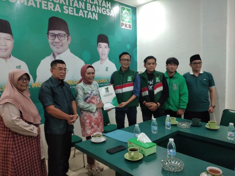 Ir Holda MSi didampingi timnya resmi mengambil formulir pendaftaran Bakal Calon Gubernur [Bacagub] Sumsel dari Partai Kebangkitan Bangsa [PKB] Sumsel di kantor DPW PKB Sumsel di Jalan Alamsyah Ratuprawira Negara, Palembang, Senin 6 Mei 2024, sore.