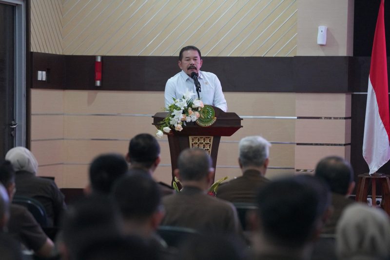 Jaksa Agung Republik Indonesia [RI] Prof Dr H ST Burhanuddin memberikan arahan bagi jajaran Kejaksaan Tinggi Sumatera Selatan, Rabu 8 Mei 2024.