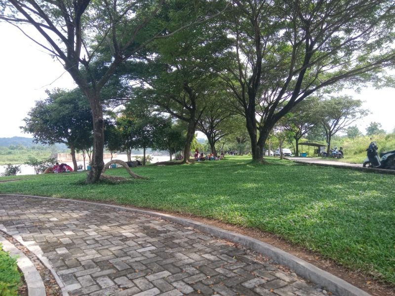 Destinasi wisata Ayek Lematang yang himpit dengan bendungan diselimuti berbagai kerindangan pohon-pohon dan hamparan rumput hijau menambah nuansa hijau nan asri menyapa setiap pengunjung yang bertandang.