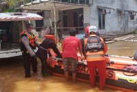Sandro, korban yang hanyut tenggelam saat mandi di Sungai Pawan, Kecamatan Sandai, Kabupaten Ketapang, Kalimantan Barat [Kalbar] akhirnya ditemukan sudah tak bernyawa lagi di hari ketiga pencarian, sekira pukul 08.00 WIB, Minggu 12 Mei 2024.