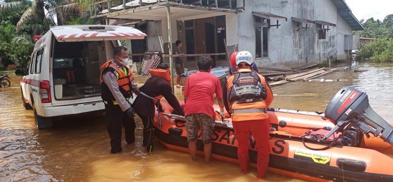 Sandro, korban yang hanyut tenggelam saat mandi di Sungai Pawan, Kecamatan Sandai, Kabupaten Ketapang, Kalimantan Barat [Kalbar] akhirnya ditemukan sudah tak bernyawa lagi di hari ketiga pencarian, sekira pukul 08.00 WIB, Minggu 12 Mei 2024.
