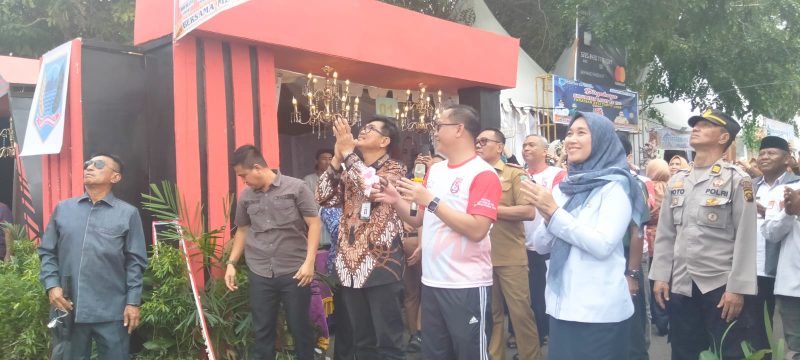 Pj Bupati Muhammad Farid secara resmi membuka pameran pembangunan dalam rangka peringatan Hari Jadi Kabupaten Lahat ke-155 perayaan XXVI, Senin 13 Mei 2024 di Lapangan Seganti Setungguan Lahat.