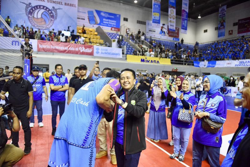 Penjabat (Pj) Gubernur Sumatera Selatan (Sumsel) Agus Fatoni mengapresiasi kemenangan tim bola voli putra Palembang Bank Sumsel Babel (BSB) setelah melawan Kudus Sukun Badak di laga pekan ketiga putaran pertama Proliga 2024 Seri Palembang.