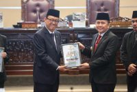Anggota V BPK RI Ahmadi Noor Supit saat penyerahan Laporan Hasil Pemeriksaan (LHP) atas Laporan Keuangan Pemerintah Daerah (LKPD) Provinsi Sumsel Tahun 2023 pada Rapat Paripurna Istimewa di Gedung DPRD Provinsi Sumsel, Palembang, Sumatera Selatan, Senin 13 Mei 2024.