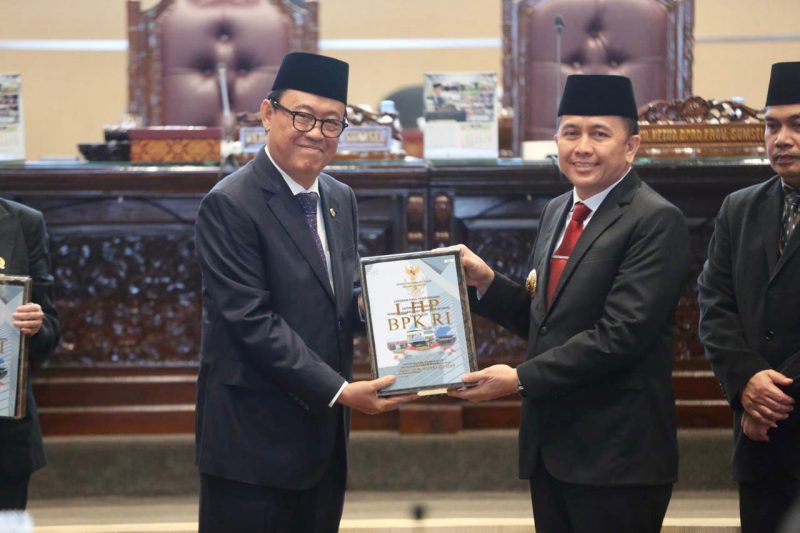 Anggota V BPK RI Ahmadi Noor Supit saat penyerahan Laporan Hasil Pemeriksaan (LHP) atas Laporan Keuangan Pemerintah Daerah (LKPD) Provinsi Sumsel Tahun 2023 pada Rapat Paripurna Istimewa di Gedung DPRD Provinsi Sumsel, Palembang, Sumatera Selatan, Senin 13 Mei 2024.