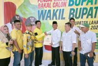 Sormi Azhar SH MSi mengambil formulir Bacabup Lahat di Kantor DPD Golkar Lahat, Rabu 15 Mei 2024.