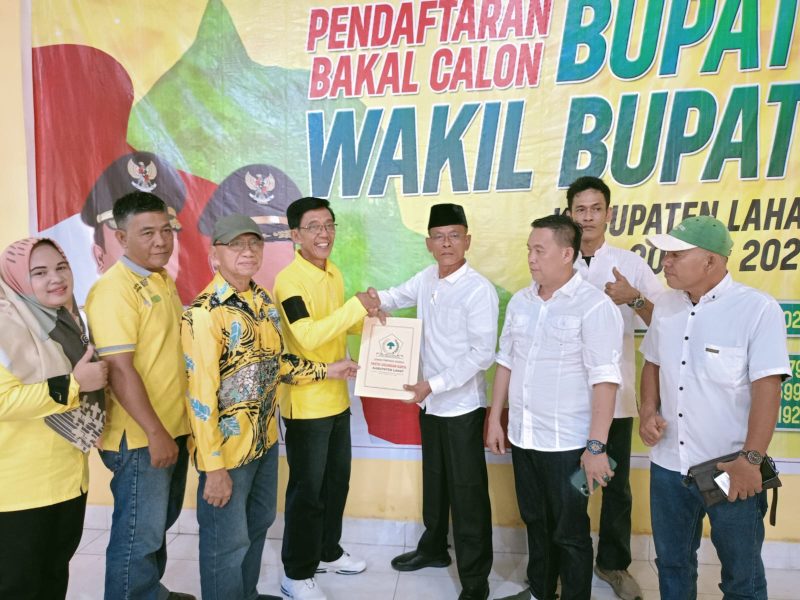 Sormi Azhar SH MSi mengambil formulir Bacabup Lahat di Kantor DPD Golkar Lahat, Rabu 15 Mei 2024.
