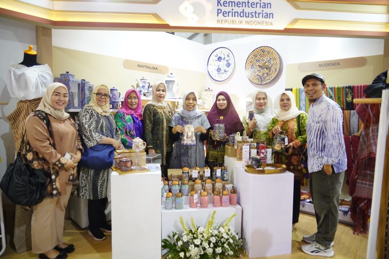 Ketua Dekranasda Kabupaten OKU Timur [OKUT] dr Sheila Noberta SpA MKes didampingi Kepala OPD mengunjungi Pameran dan Bazar Dekranas Expo 2024 di Pamedan Mangkunegaran Kota Surakarta Provinsi Jawa Tengah, Rabu, 15 Mei 2024.