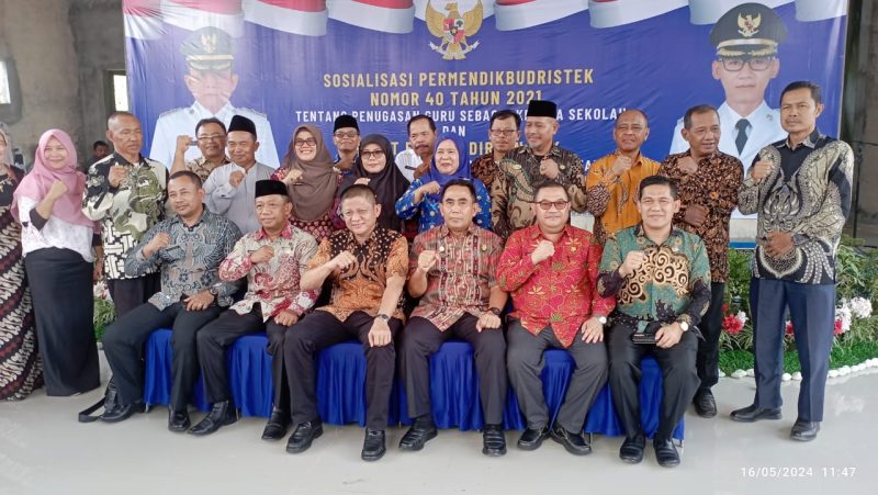 Seleruh Kepala Sekolah SD, SMP hingga SMA mengikuti sosialisasi Permendikbudristek 40/2021 dan surat edaran [SE] Dirjen GTK di Puri Sebiduk Sehaluan, rumah dinas Bupati, Kamis 16 Mei 2024.