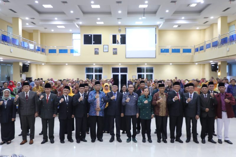 Pj Walikota Ratu Dewa resmi melantik para Pengurus Dewan Pendidikan Kota Palembang di Aula Drs H Aidil Fitri Syah MM Universitas PGRI Palembang, Kamis 16 Mei 2024.
