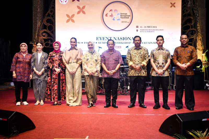 Puncak HUT ke-44 Dewan Kerjinan Nasional [Dekranas] mencatat beberapa capaian di antaranya memecahkan rekor MURI [Museum Rekor Indonesia] dan penjualan tembus di angka miliaran rupiah.