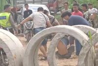 Reskrim Polsek Bayung Lencir, Polres Musi Banyuasin berhasil meringkus dua orang pelaku pencurian besi di PT Sira Surya.