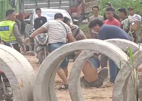 Reskrim Polsek Bayung Lencir, Polres Musi Banyuasin berhasil meringkus dua orang pelaku pencurian besi di PT Sira Surya.