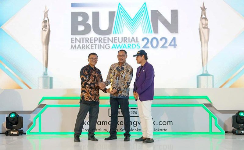 PT PLN (Persero) dinobatkan sebagai Best of The Best BUMN Entrepreneurial Marketing Awards 2024 pada ajang BUMN Entrepreneurial Marketing Awards 2024 yang diselenggarakan MarkPlus, Inc di Jakarta, Selasa 14 Mei 2024.