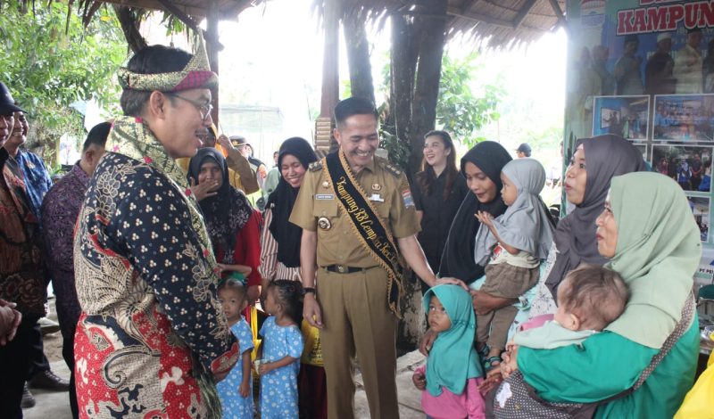 Penjabat [Pj] Walikota Ratu Dewa mendampingi Kepala BKKBN RI Hasto Wardoyo saat meninjau pelayanan KB di Rumah Sakit Pusri dan kunjungan ke Kampung KB Cempaka di Kecamatan Kalidoni, Senin 20 Mei 2024.