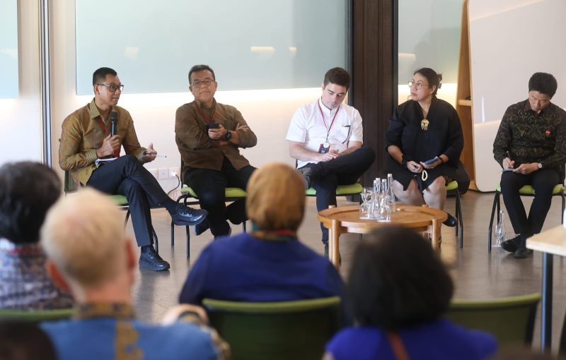 Direktur Utama PLN Darmawan Prasodjo, bersama Menkomarinves Luhut Binsar Pandjaitan, Menteri ESDM Arifin Tasrif dalam acara Tri Hita Karana - World Economic Forum yang digelar di Bali pada Minggu 19 Mei 2024.