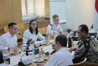 Penjabat Walikota Palembang Ratu Dewa duduk bersama dengan Menteri Perhubungan [Menhub] RI Budi Karya Sumadi bersama jajarannya di lantai 9 gedung Karsa Kemenhub RI, Jakarta Pusat membahas terkait penertiban kendaraan ODOL dan pemakaian aset Kemenhub yaitu Terminal Karya Jaya sebagai kantong parkir ODOL, Rabu 22 Mei 2024, siang.