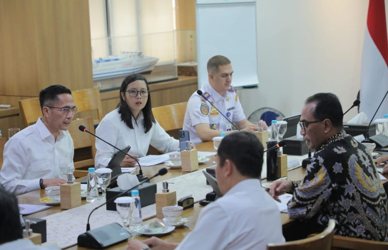 Penjabat Walikota Palembang Ratu Dewa duduk bersama dengan Menteri Perhubungan [Menhub] RI Budi Karya Sumadi bersama jajarannya di lantai 9 gedung Karsa Kemenhub RI, Jakarta Pusat membahas terkait penertiban kendaraan ODOL dan pemakaian aset Kemenhub yaitu Terminal Karya Jaya sebagai kantong parkir ODOL, Rabu 22 Mei 2024, siang.