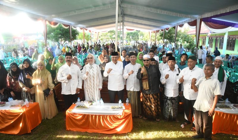 Pasangan Bacalon Gubernur Sumsel H Mawardi Yahya dan Bacalon Wagub [Bacagub-Bacawagub] Hj Anita Noeringhati 'MataHati' terlihat kompak menghadiri acara pengajian akbar dalam rangka halalbihalal dan haflah akhirussanah santruwan/santriwati TK Nurul Ulum, MI An Nuut Al Musyarrof, wisuda tahfidz juz 30 MI An Nuur Al Musyarrof dan Khitmil Quran bib Nadhor 30 Juz TPQ Nurul Ulumserta sambung sanad metode pembelajarab Alquran yanbu'a tahun pelajaran 2023/2024.