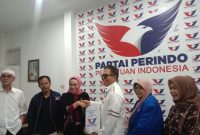 Bacahub Sumsel Hj Holda kembali mengembalikan formulir pendaftaran Bacagub Sumsel ke Partai Perindo, Jumat 24 Mei 2024, sore.