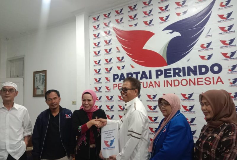 Bacahub Sumsel Hj Holda kembali mengembalikan formulir pendaftaran Bacagub Sumsel ke Partai Perindo, Jumat 24 Mei 2024, sore.