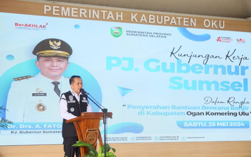 Penjabat (Pj) Gubernur Sumatera Selatan (Sumsel) Agus Fatoni gerak cepat menanggulangi dampak pasca banjir yang melanda sejumlah wilayah di Kabupaten Ogan Komering Ulu (OKU). Dalam kesempatan ini, dirinya menyerahkan bantuan tahap lima di pendopo Rumah Dinas (Rumdin) Bupati OKU, Kabupaten OKU, Sumatera Selatan, Sabtu 25 Mei 2024.
