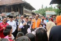 Penjabat (Pj) Gubernur Sumsel Agus Fatoni saar mengunjungi warga terdampak banjir di OKU.