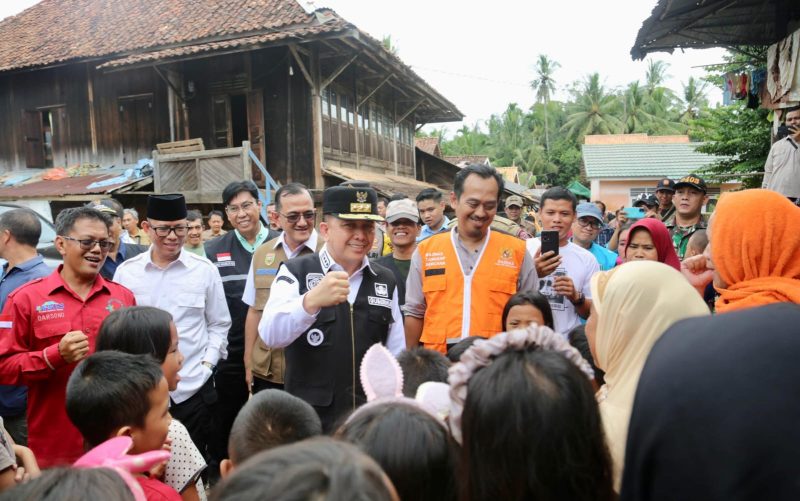 Penjabat (Pj) Gubernur Sumsel Agus Fatoni saar mengunjungi warga terdampak banjir di OKU.